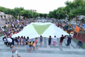Els assistents a la plaça Catalunya de Bellvís van desplegar la pancarta gegant amb el punter verd de la Diversitat.