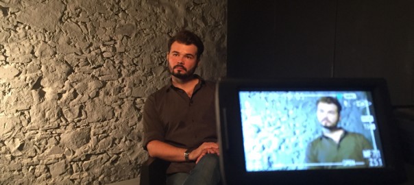 Gabriel Rufián, abans de començar l'entrevista al plató de VilaWeb.