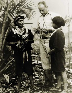 A la imatge, datada cap al 1940, apareix el botànic Richard Evan Schultes a l'Amazònia. 