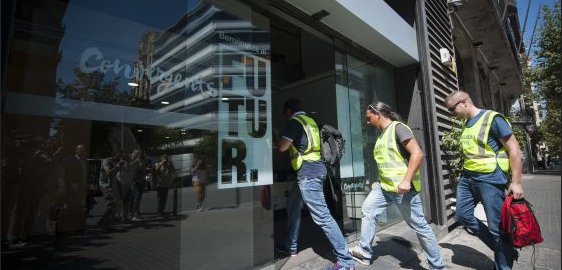 Agents de la guàrdia civil, entrant a la seu de CDC el mes d'agost passat.