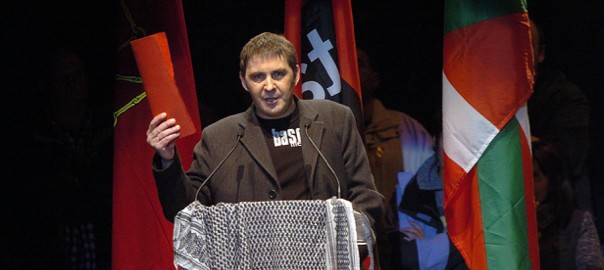 Arnaldo Otegi presentant la Declaració d'Anoeta (14 de novembre de 2004).