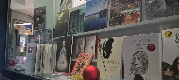 Aparador de la llibreria 22 de Girona.