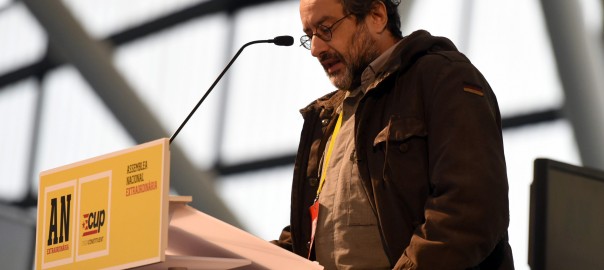 Pla mig d'Antonio Baños durant la seva intervenció a l'assemblea de la CUP d'aquest diumenge 27