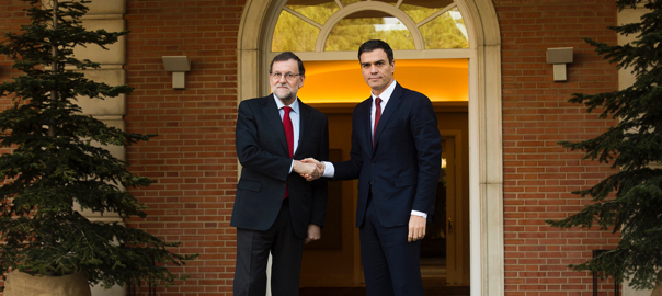 El president del govern espanyol en funcions, Mariano Rajoy, se saluda a la Moncloa amb el secretari general del PSOE, Pedro Sánchez, el mes passat.