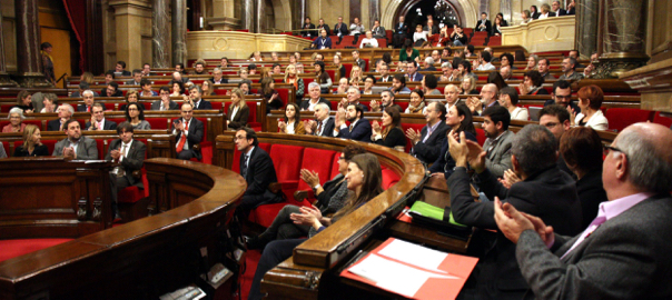 Parlament de Catalunya aplaudeix