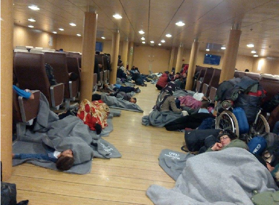 Refugiats dormint al terra amb només unes mantes (foto: Raül Torras)