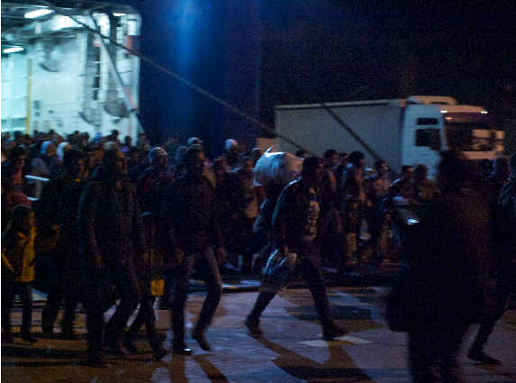 Refugiats desembarcant al port del Pireu (foto: Oriol Bäbler)