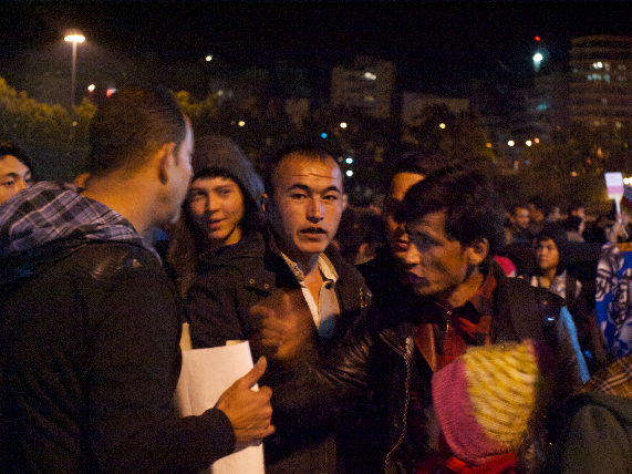 Refugiats regatejant el preu dels bitllets d’autobús (foto: Oriol Bäbler)