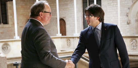 El president de la Generalitat, Carles Puigdemont, amb el president de l'ALDE Party, Han Van Baalen