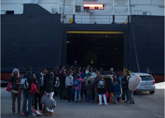 Refugiats abans d'embarcar al ferri. (foto: Oriol Bäbler)