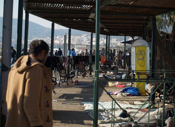 El pòrtic on passen la ni molts refugiats (foto: Oriol Bäbler)