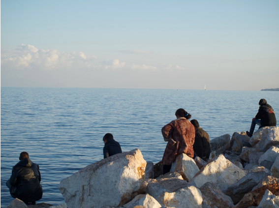 La família de la Nur mirat les aigües de l'Egeu (foto: Oriol Bäbler)