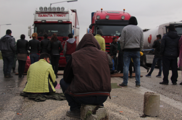 Un grup de refugiats tallant l’autovia (fotografia: Oriol Bäbler)
