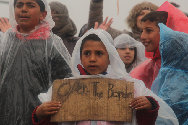 Un nen reclamant l’obertura de la frontera (fotografia: Oriol Bäbler).