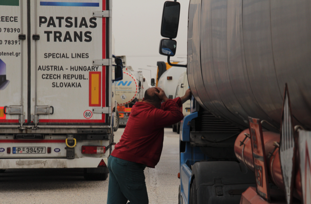 Un camioner resignat davant de la protesta (fotografia: Oriol Bäbler).