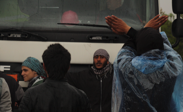 Un grup de refugiats intentant parar a un camió (fotografia: Oriol Bäbler).