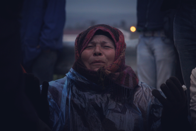 Una dona de Kobane plorant davant dels antiavalots (fotografia: Oriol Bäbler).