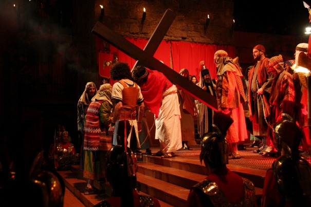 Un instant amb Jesucrist carregant la creu al final de l'espectacle que s'ha fet aquesta nit de dijous a divendres 25 de març del 2016 a Verges. (Horitzontal)