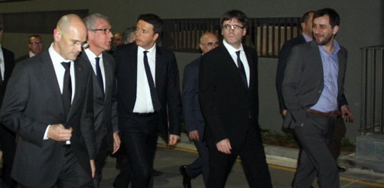 El ministre italià, Matteo Renzi, sortint de l'Hospital Joan XXIII acompanyat de Carles Puigdemont, Toni Comín, Raül Romeva i Josep Fèlix Ballesteros