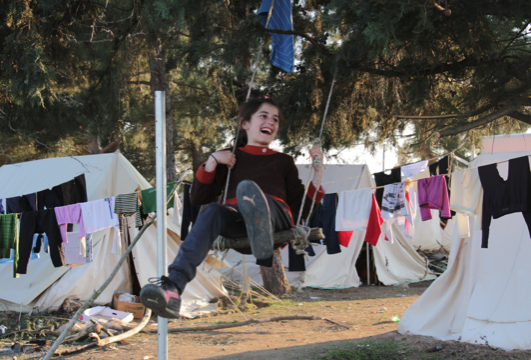 Una nena iraquiana gronxant-se als límits del camp (fotografia: Oriol Bäbler).