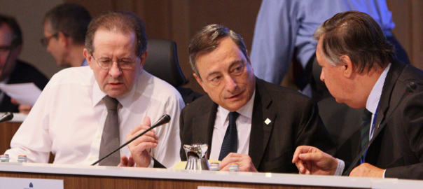 El president del BCE, Mario Draghi, conversa amb el director general del Secretariat, Pierre Van Der Haegen, sota l'atenta mirada del vice-president Vítor Constancio.