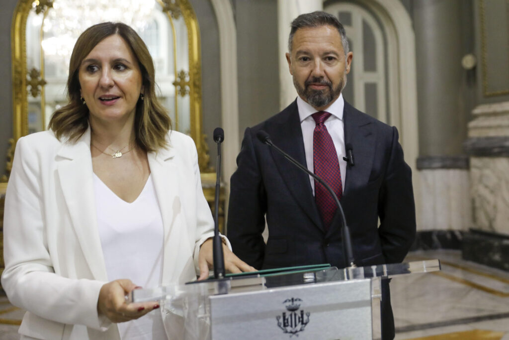 Catalá cedeix i integra els quatre regidors de Vox al govern de València