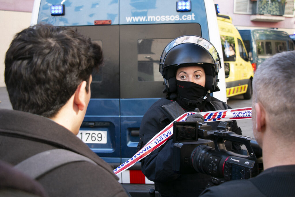 V Deo Els Mossos Dificulten Informar D Un Desnonament A Barcelona