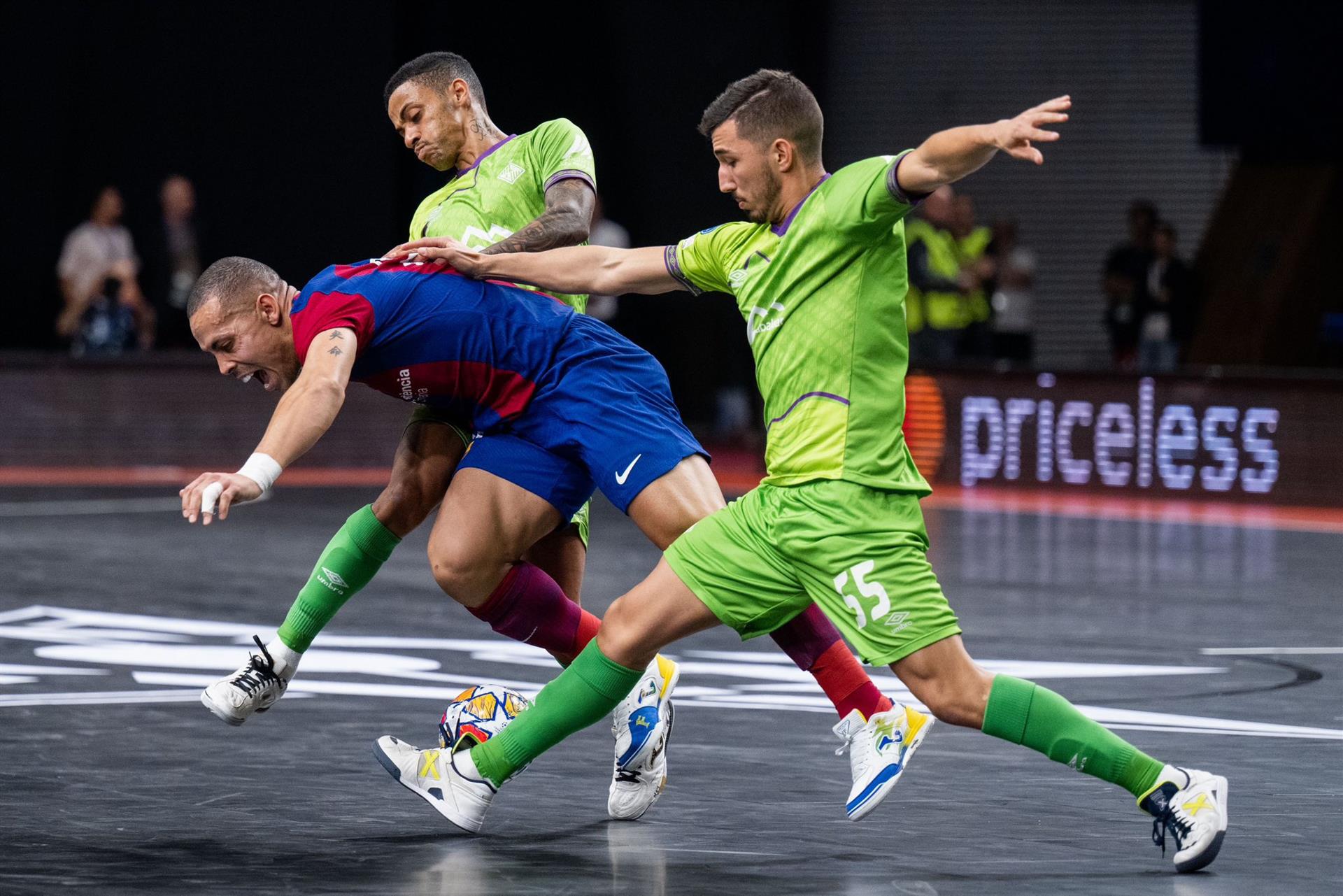 El Palma Futsal Es Desf Del Bar A I Revalida La Champions