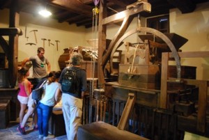 Molí d'Urdax a Navarra, rehabilitat i maquinària de fusta conservada en perfecte funcionament.