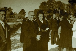 1953. La propietària de la Maiansa, Pascuala Enríquez de Navarra Maians, espera l'arribada de la Puríssima