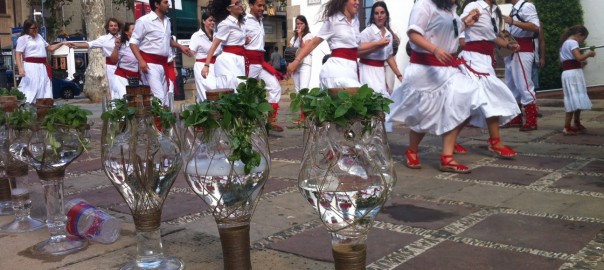Macips i macipes ballant a la Plaça de la Vila