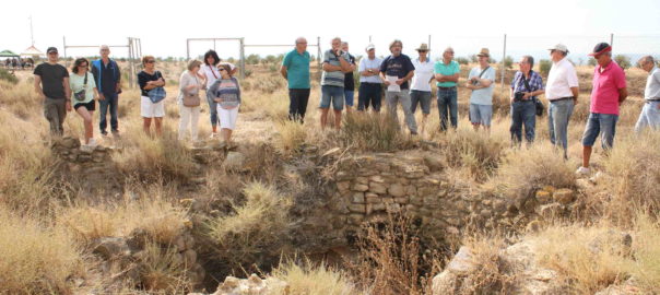 S.Garralón explicant aspectes del Tossal de les Tenalles de Sidamon