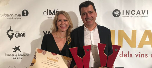 Mireia González i Tomàs Cusiné amb els guardons dels Premis Vinari