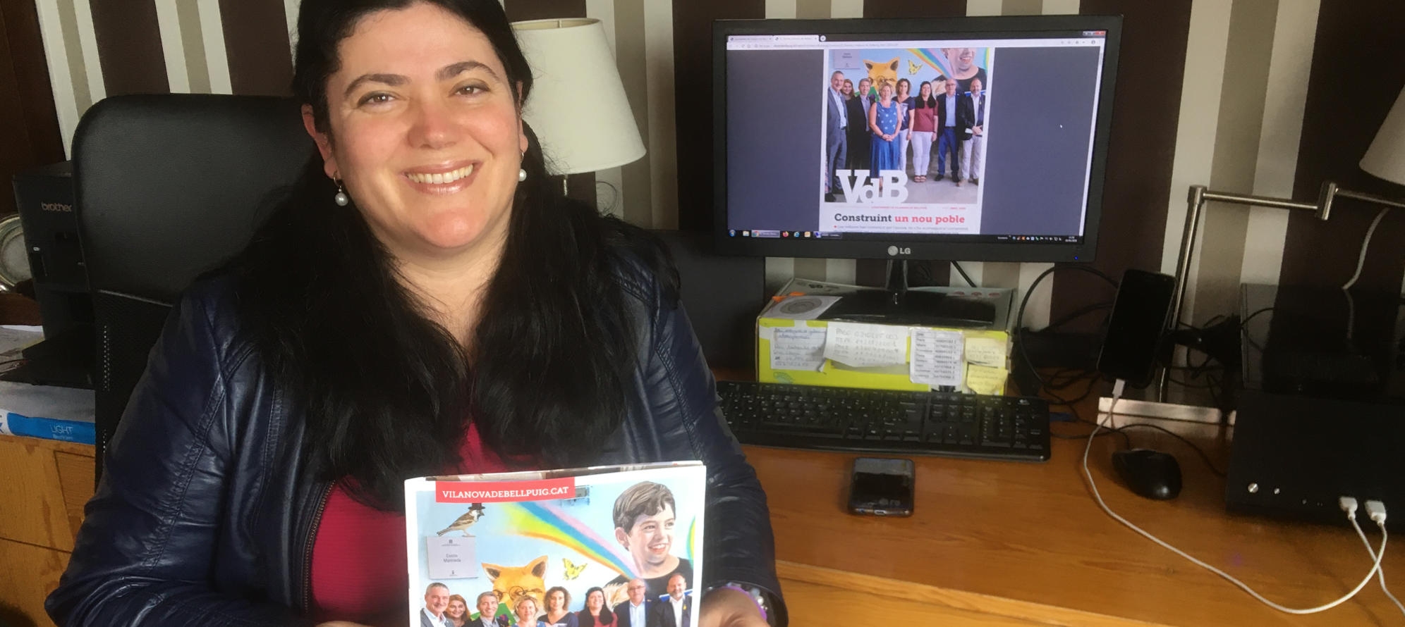 L'alcaldessa Dolors Pascual amb la nova revista de Vilanova de Bellpuig