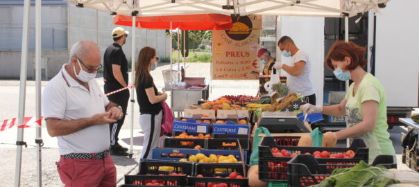 Unes de les parades del diumenge de reobertura del mercat setmana dels diumenges de Fondarella