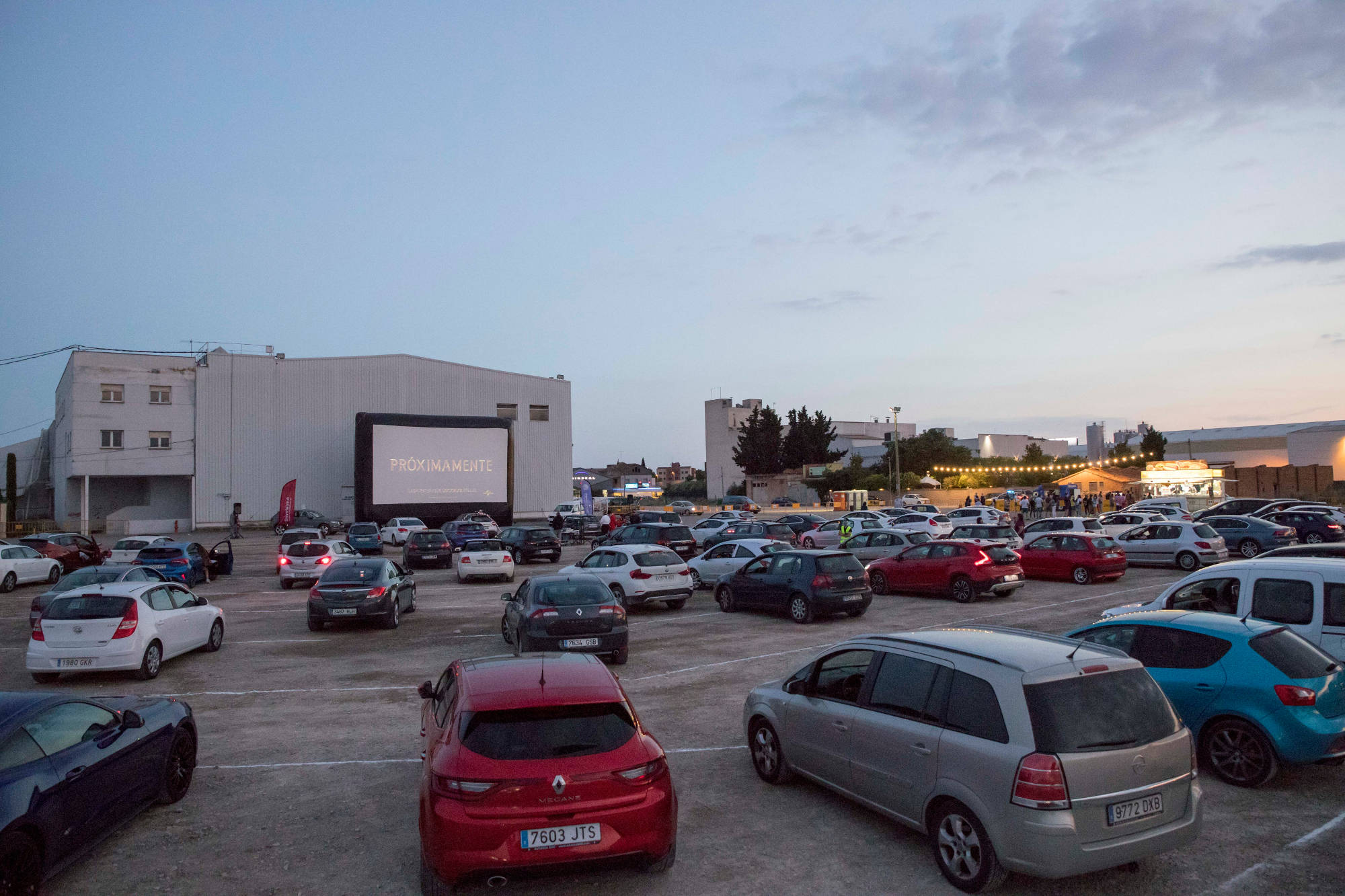 La primera sessió de l'auto Cinema de Golmés, a punt de començar. Foto: Ramon Gabriel-DeFoto