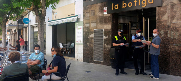 La parella policial informant en un establiment amb terrassa de Mollerussa