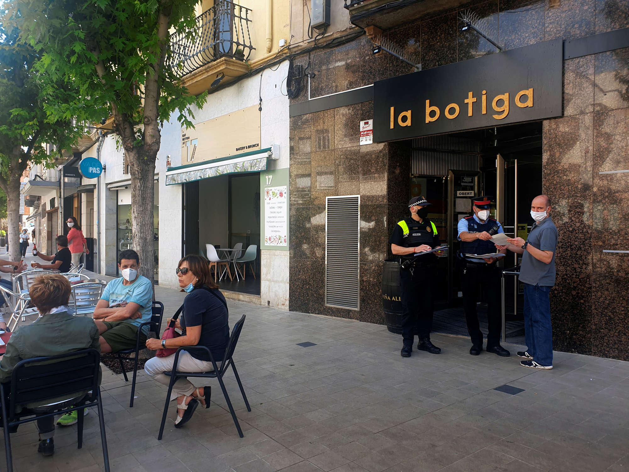 La parella policial informant en un establiment amb terrassa de Mollerussa