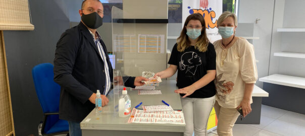 À.Català, president de Mollerussa Comercial, lliurant els darrers molleuros de la campanya 
