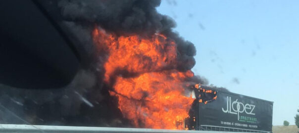 L'accident va ocasionar un virulent incendi als camions afectats (Foto: Xarxes Socials)