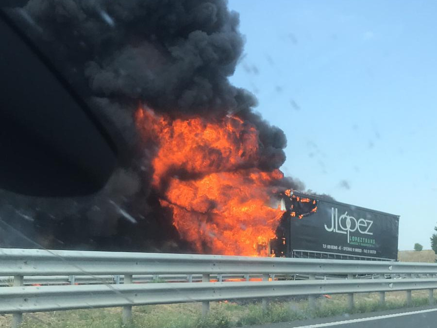 L'accident va ocasionar un virulent incendi als camions afectats (Foto: Xarxes Socials)