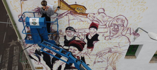 Lily Brick treballant en le mural. Foto: Albert Font