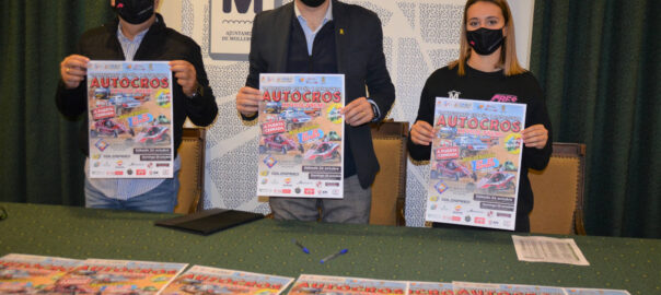 J.A.Grustan, M.Solsona i A.Lahoz amb el cartell de la cursa