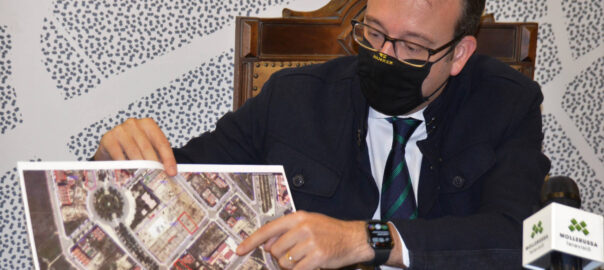 M.Solsona mostrant les parcel·les que es subhastaran