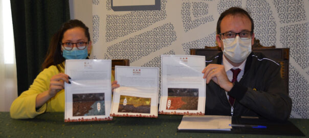 R.Pueyo i M.Solsona mostrant les carets que rebran els infants de Mollerussa per veure arribar els Reis d'Orient