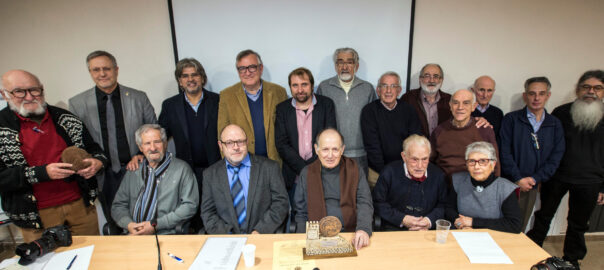 Mossèn Joan Camps (assegut, el tercer per la dreta) eldia que va rebre el premi Athanàgia 2016 (Foto: Xavi Santesamasses)