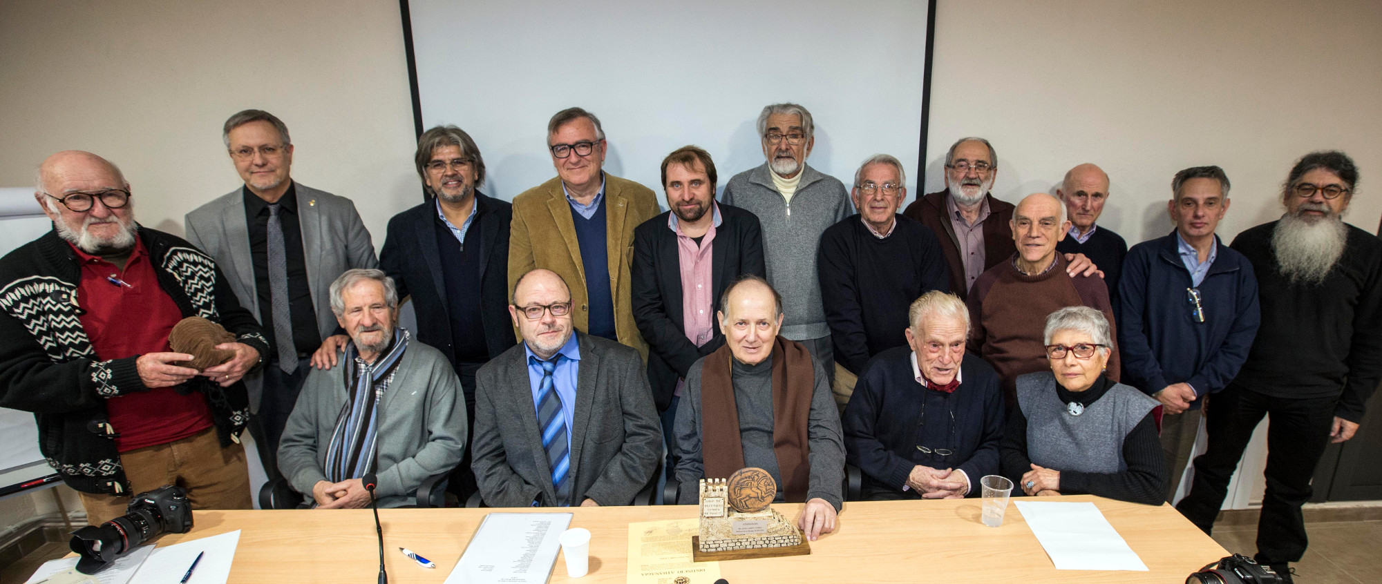Mossèn Joan Camps (assegut, el tercer per la dreta) eldia que va rebre el premi Athanàgia 2016 (Foto: Xavi Santesamasses)