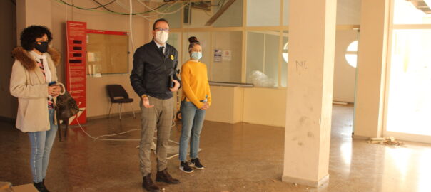 D.Bargalló, M.Solsona i R.Pueyo visitant les obres d'ampliació de l'Oficina Jove del Pla d'Urgell