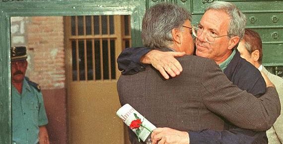 Felipe González abraça José Barrionuevo en el moment que entra a la presó