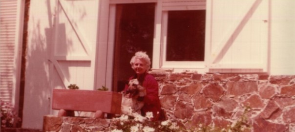 Mercè Rodoreda a la porta del seu estudi, a la casa de Romanyà de la Selva.